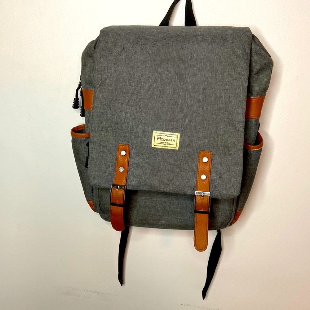 Mooker backpack w/ USB plug